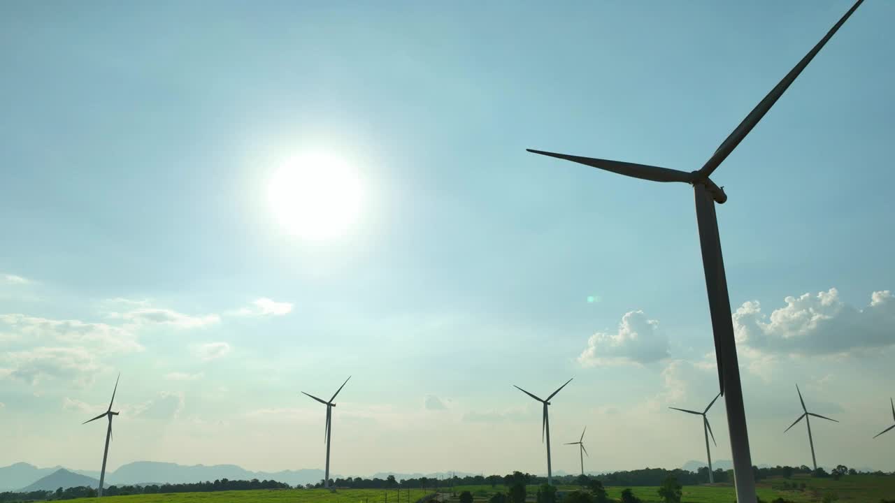 创新能源解决方案:风力涡轮机和可持续发展的商业演示，风力涡轮机发电机鸟瞰图。全球变暖，碳信用，ESG业务。视频下载