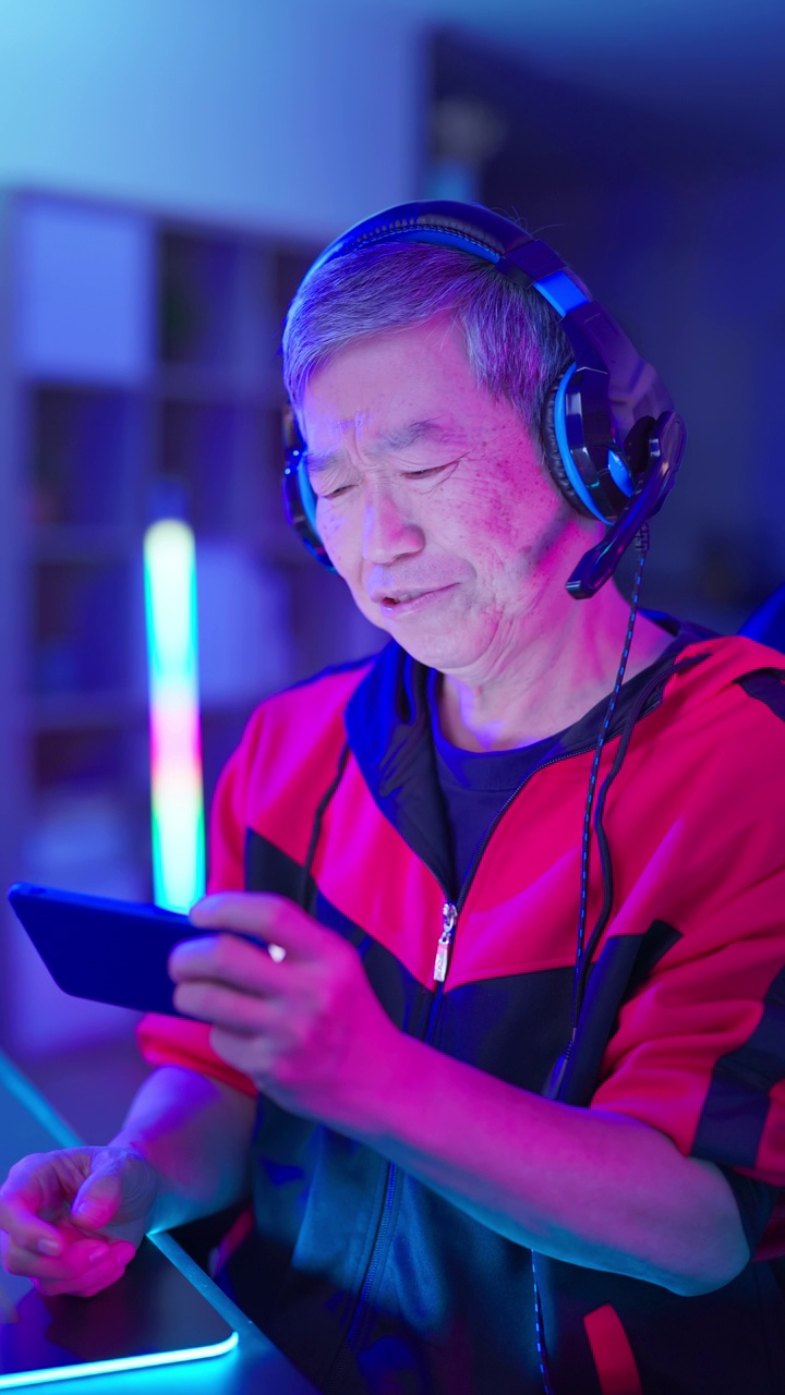 亚洲老年人智能手机网络运动视频下载