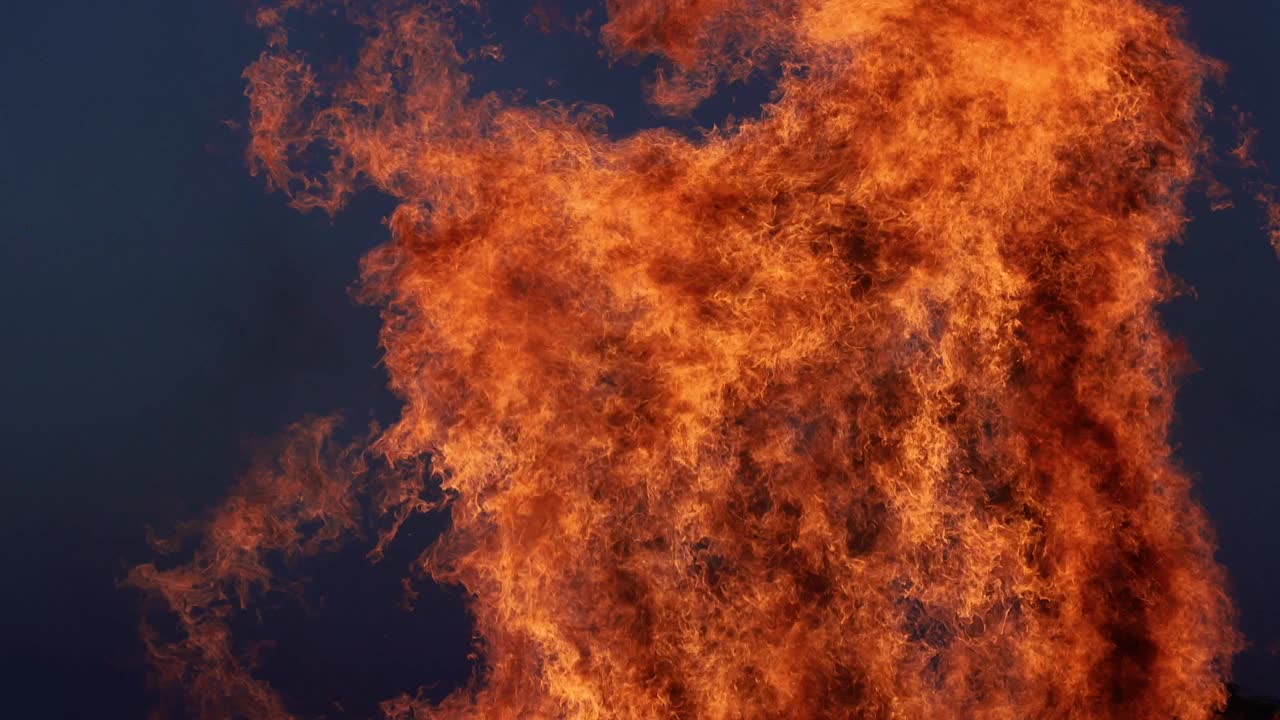 篝火。圣汉斯的节日。焚烧女巫的肖像。视频下载