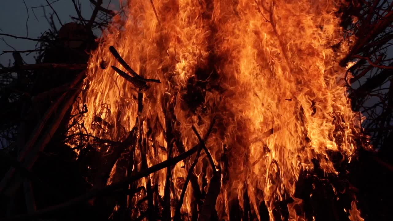 篝火。圣汉斯的节日。焚烧女巫的肖像。视频下载