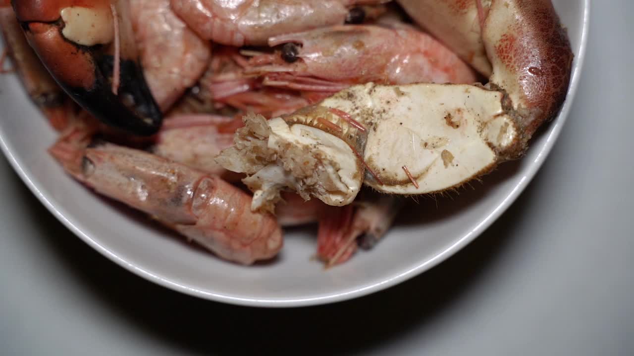 炒蟹。煎锅里的蟹腿。视频下载
