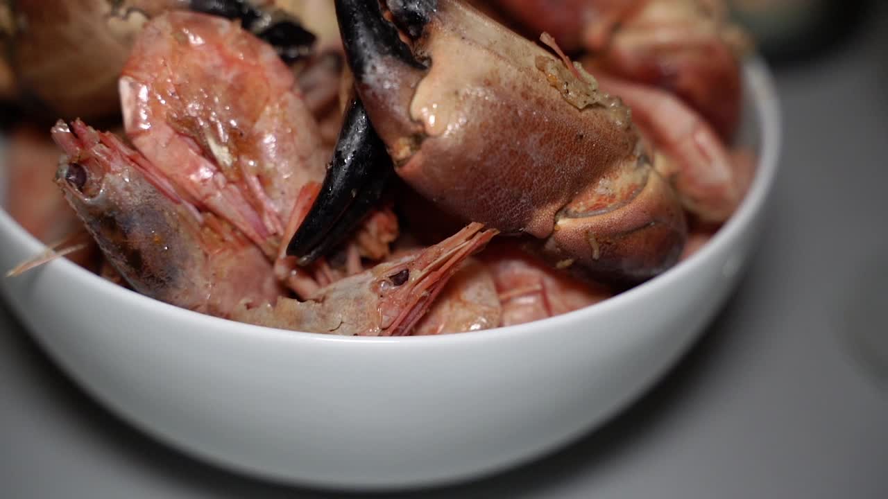 炒蟹。煎锅里的蟹腿。视频下载