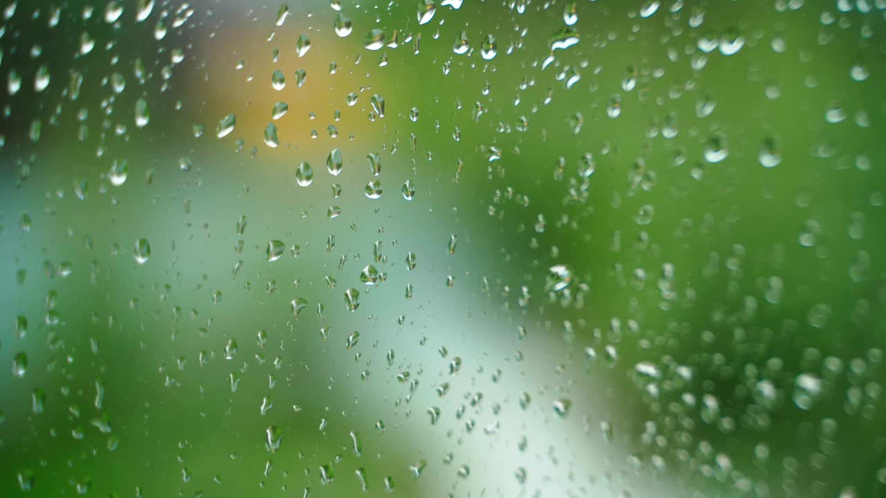 雨天，一滴水从潮湿的窗户流下，特写视频素材