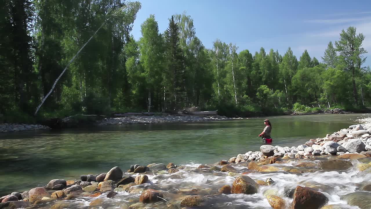 渔夫站在小溪里视频下载