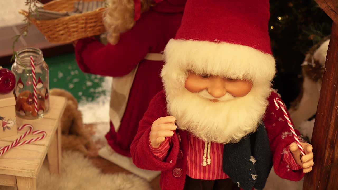 新年玩具。玩具圣诞老人移动他的手臂。视频下载
