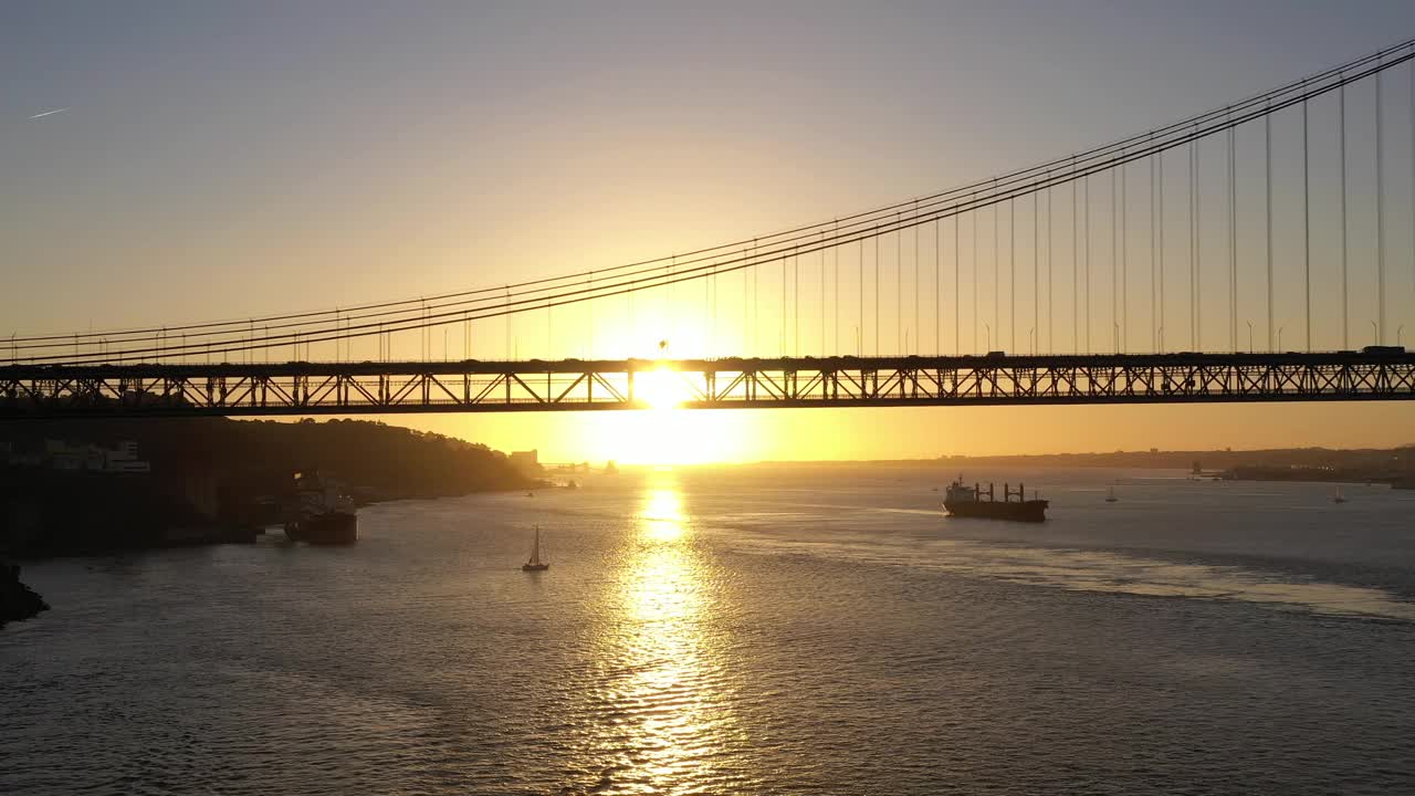 4月25日吊桥。葡萄牙。鸟瞰图视频素材