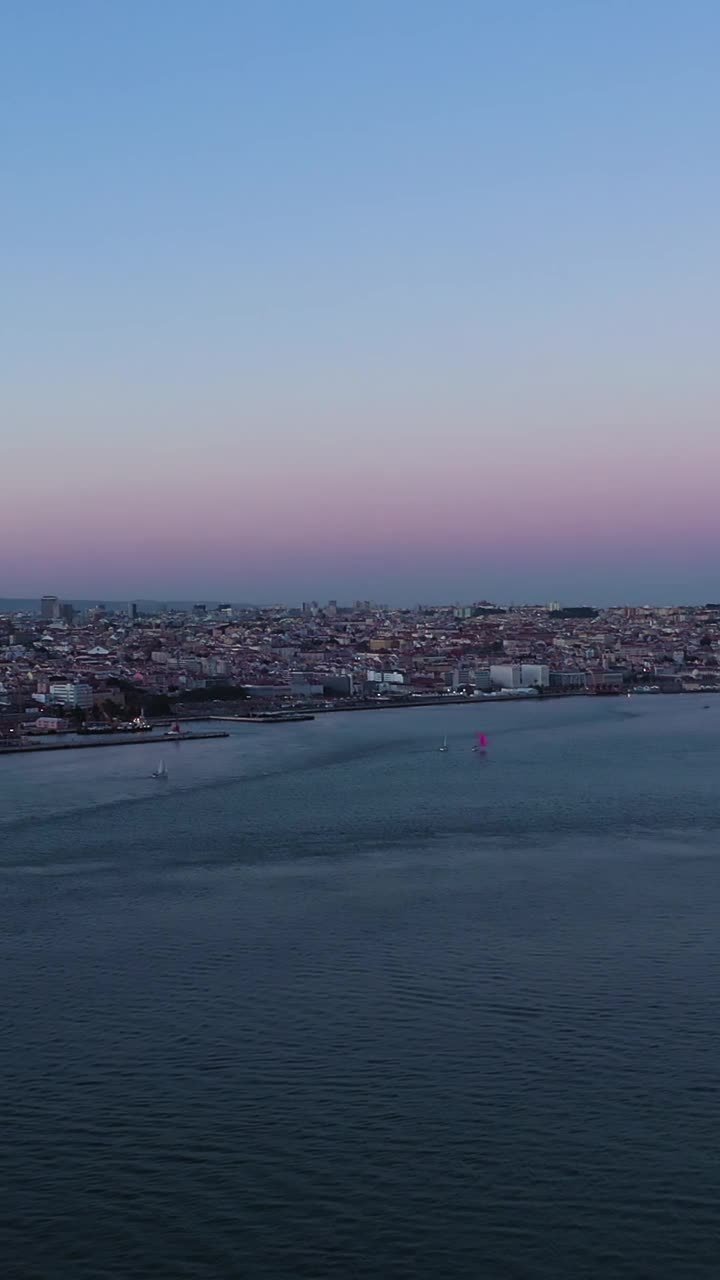 里斯本的天际线。葡萄牙。鸟瞰图。垂直视频视频下载