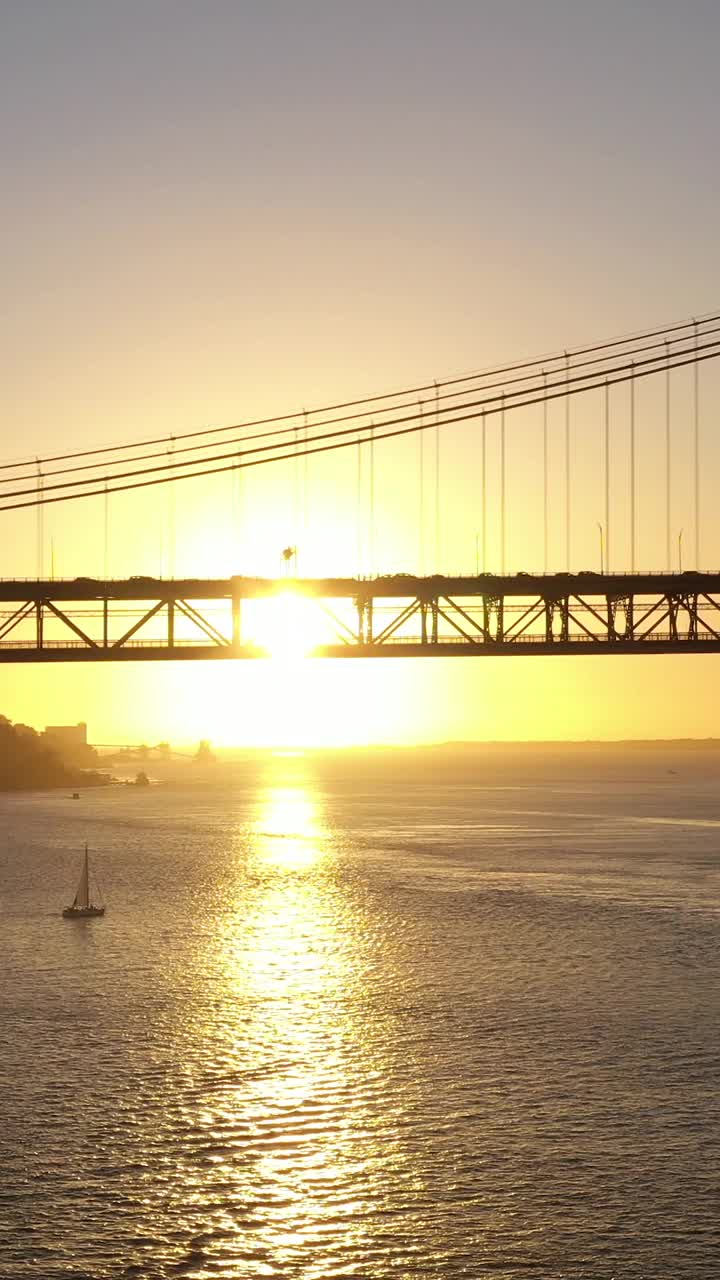 4月25日吊桥。葡萄牙。鸟瞰图。垂直视频视频素材