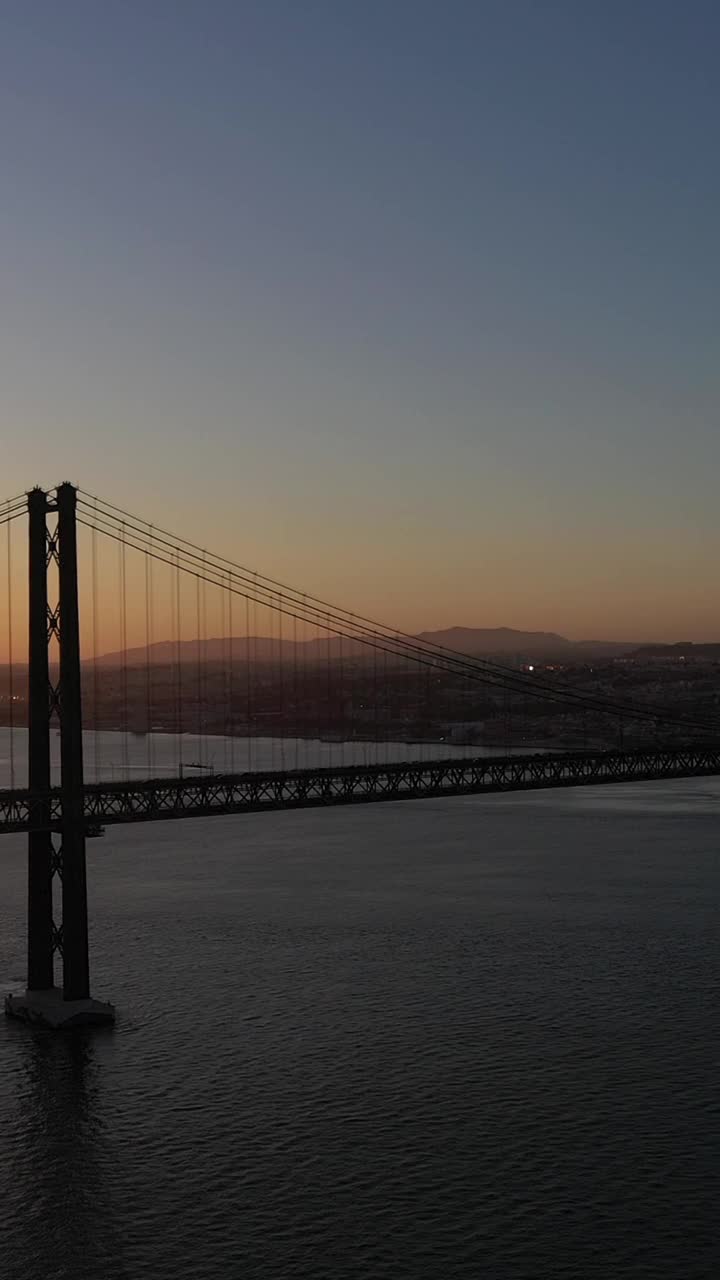 4月25日吊桥。葡萄牙。鸟瞰图。垂直视频视频素材
