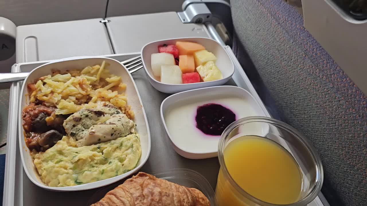 飞机上的食物托盘。食物和航空旅行视频素材