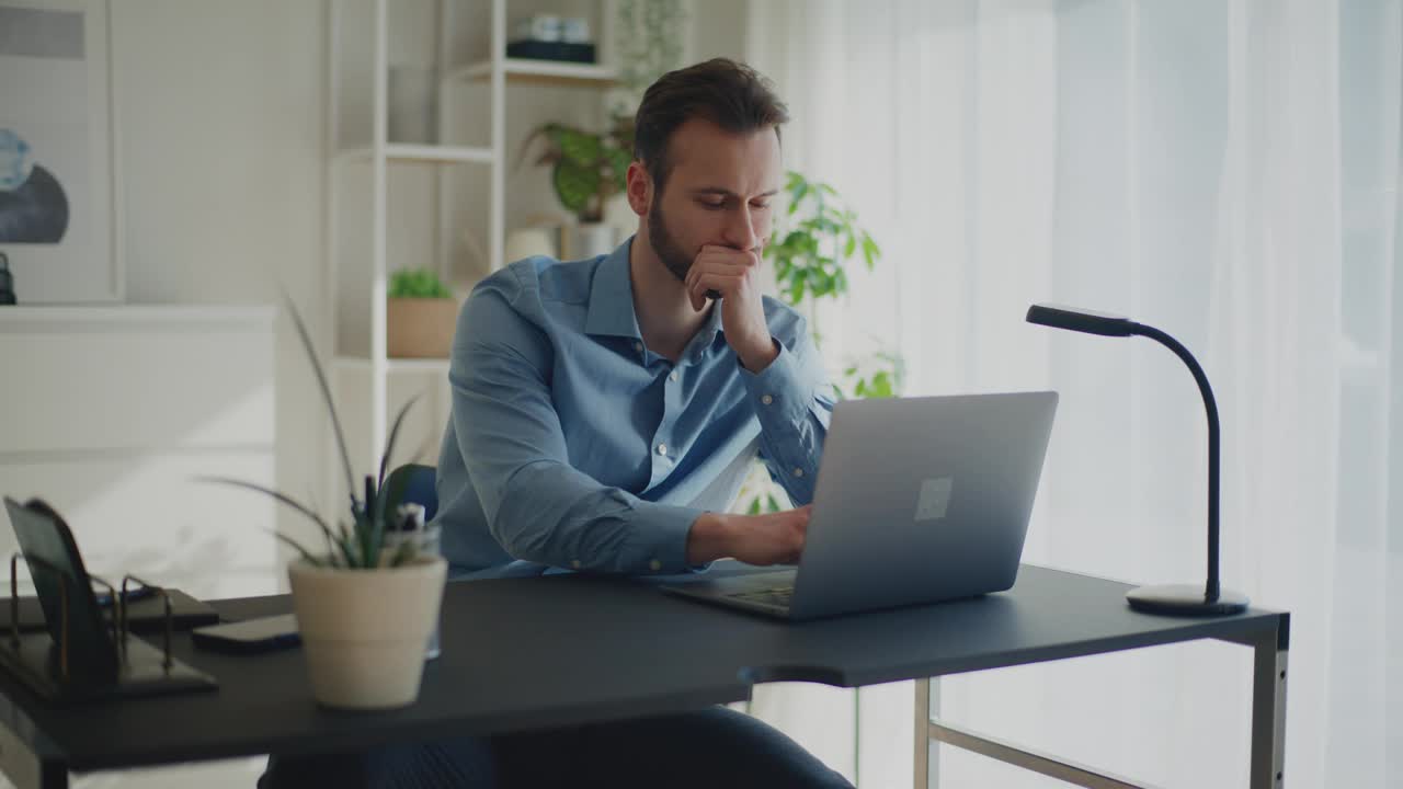 坚定的男性专业人士在使用笔记本电脑时打字视频素材
