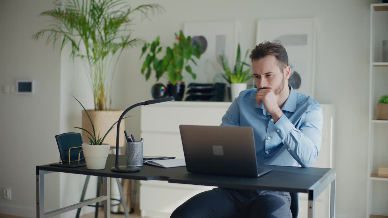 沮丧的男性企业家坐在办公桌前关闭笔记本电脑视频下载