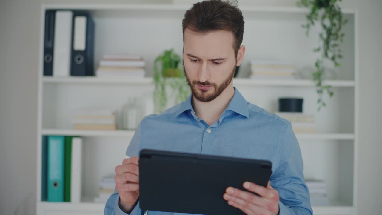 自信的商人在数字平板电脑上的写作策略视频素材