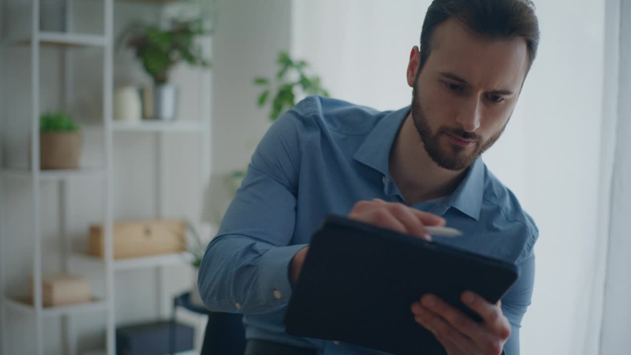 大胡子男企业家在平板电脑上撰写策略视频素材