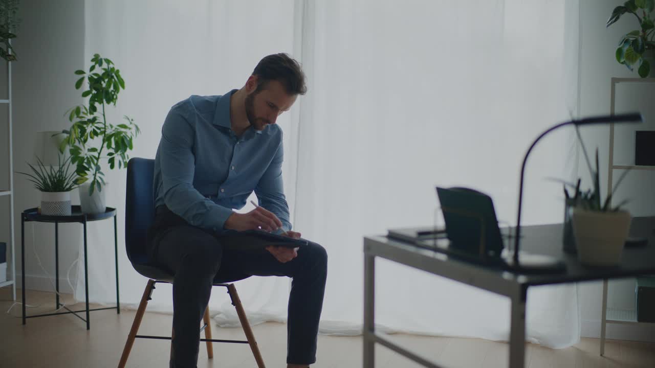 男性企业家在数字平板电脑上的写作策略视频下载