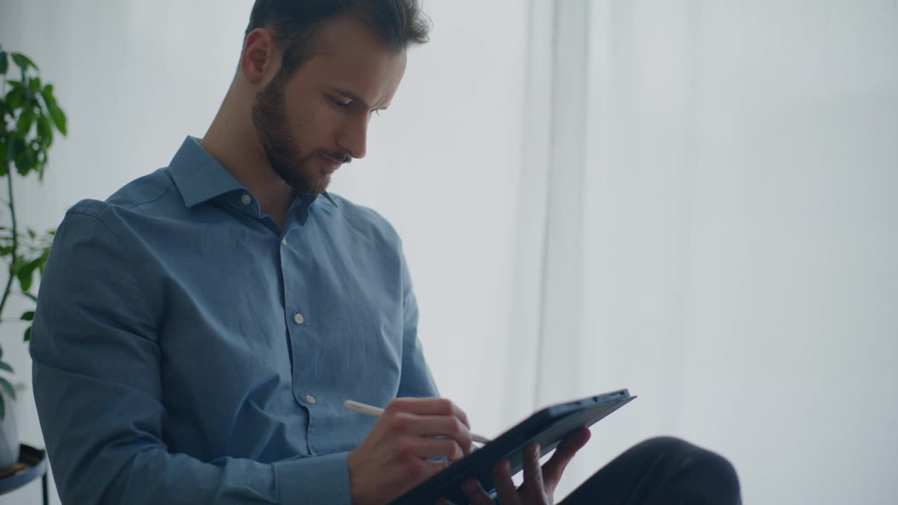自信的大胡子男性企业家在数字平板电脑上撰写策略视频素材