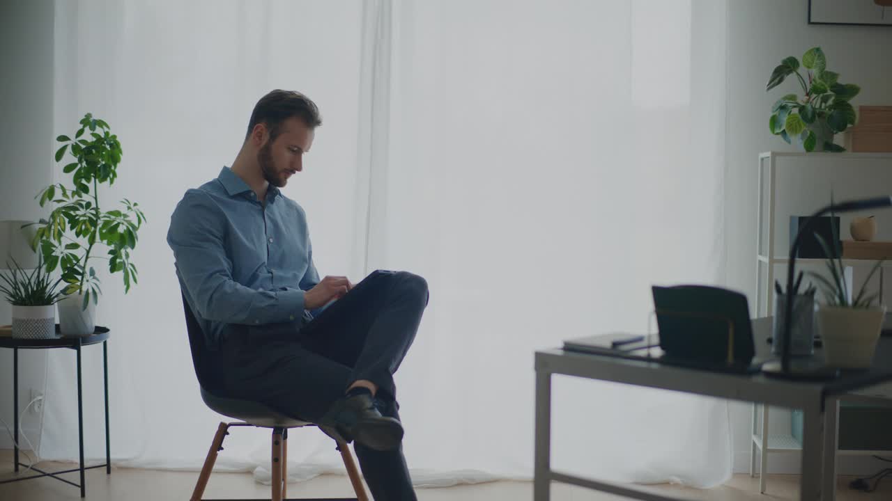 商人在工作空间的数字平板电脑上写作策略视频素材