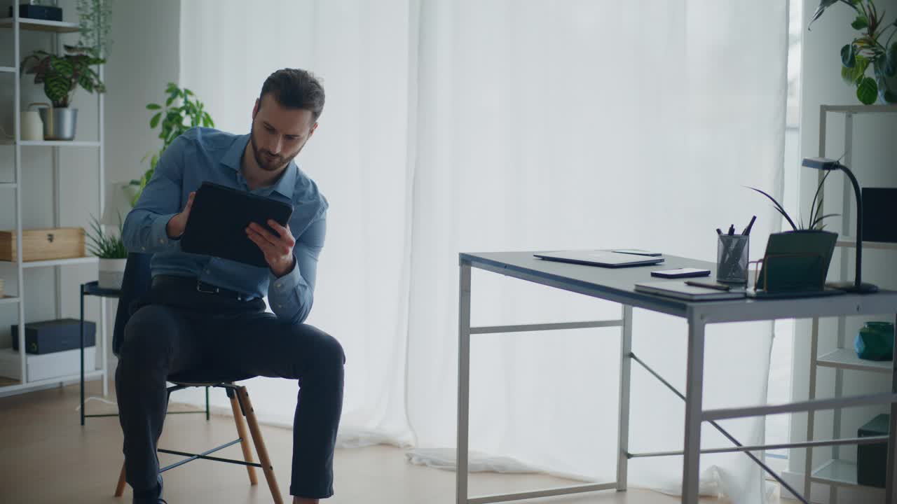 专注于数字平板电脑的男性企业家写作策略视频素材