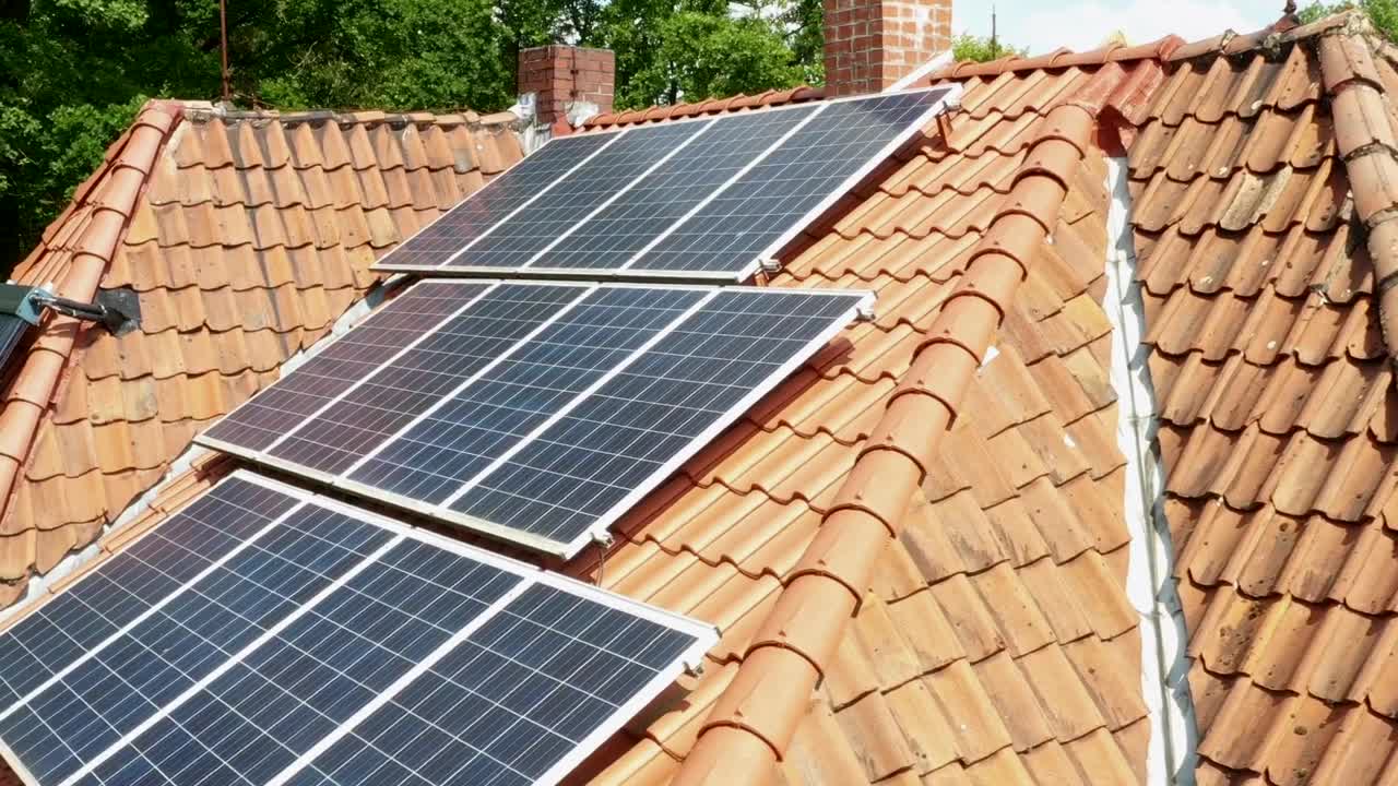 有太阳能板和太阳能热水的房子视频下载