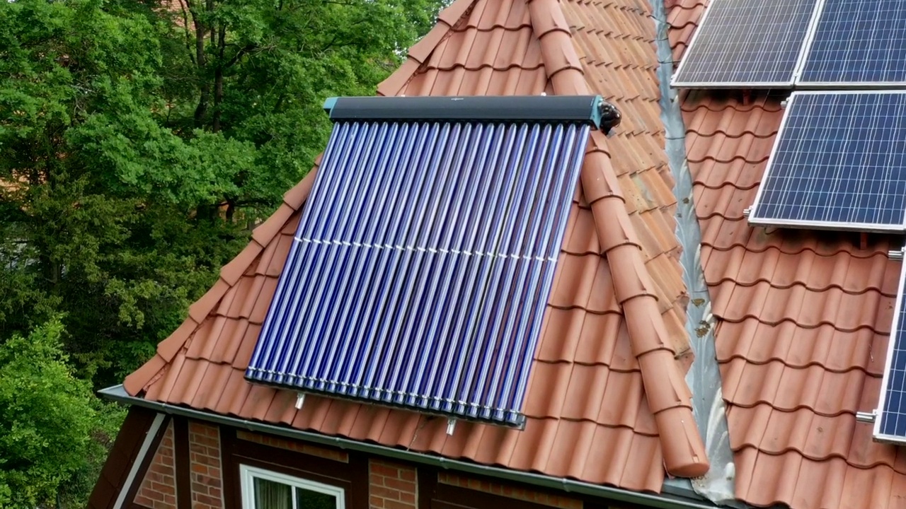 有太阳能板和太阳能热水的房子视频下载
