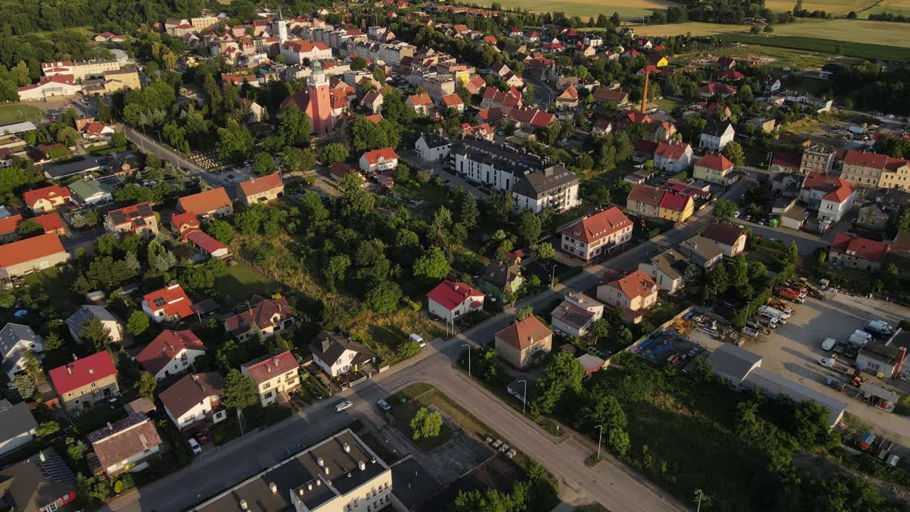 小镇的街道和建筑物鸟瞰图视频下载