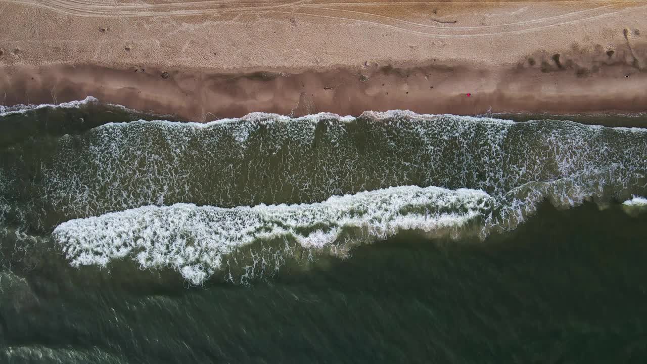 沙滩与海浪，俯视图视频下载