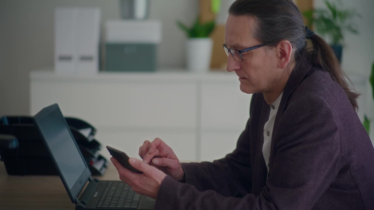 沮丧的男性企业家坐在笔记本电脑前计算预算视频下载