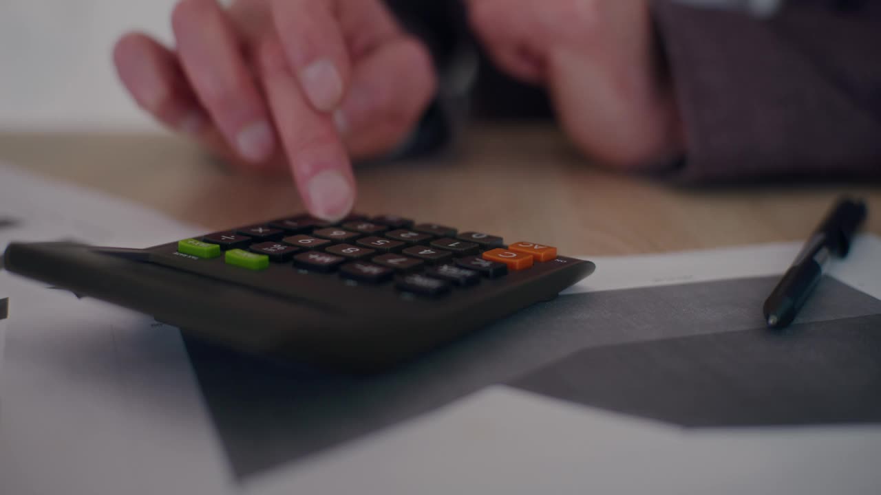 图为男企业家计算预算的手视频下载