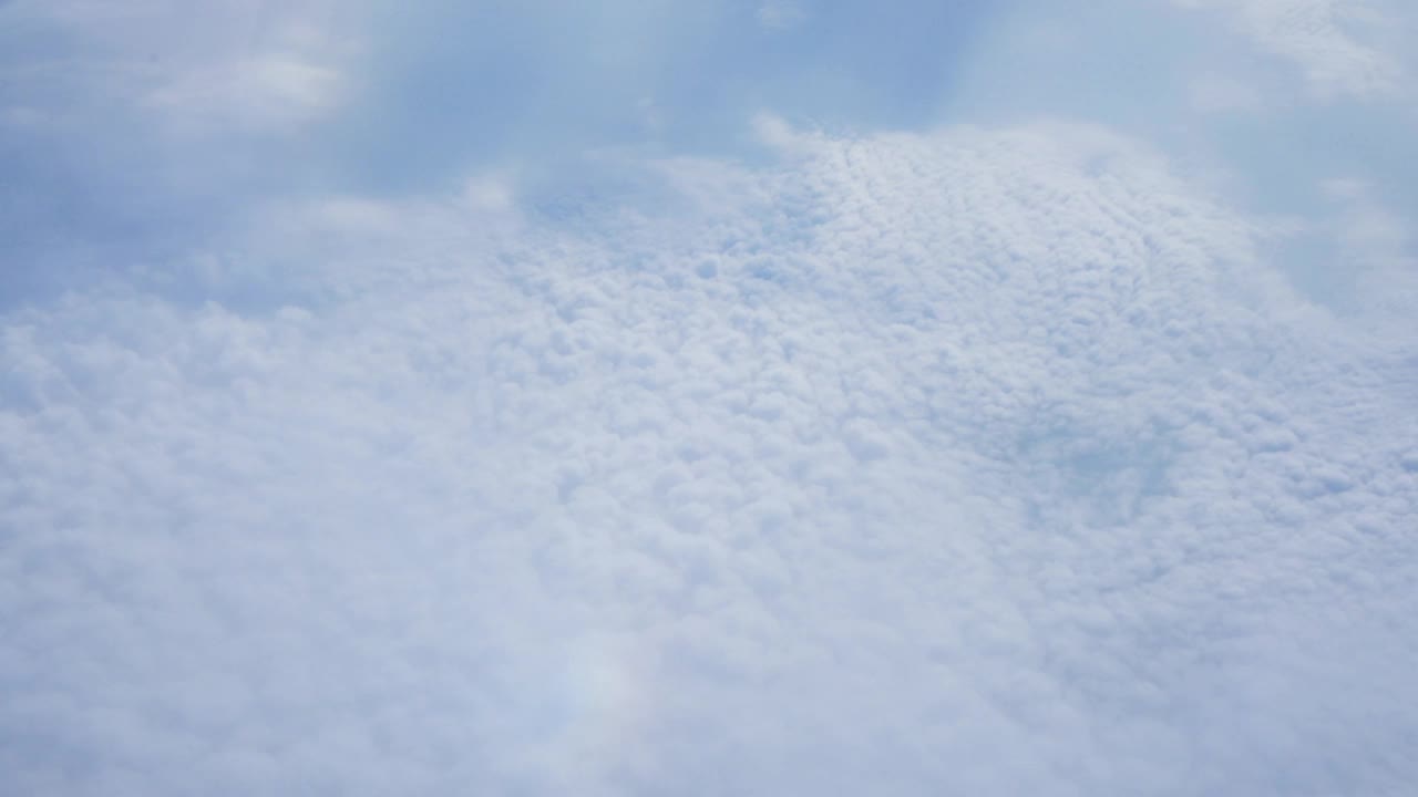 美丽的风景蓝天白云，飞机视野视频下载