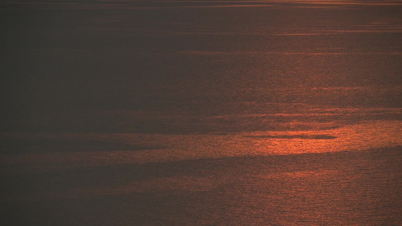 水面的海景与傍晚的金色日落，自然的背景视频下载