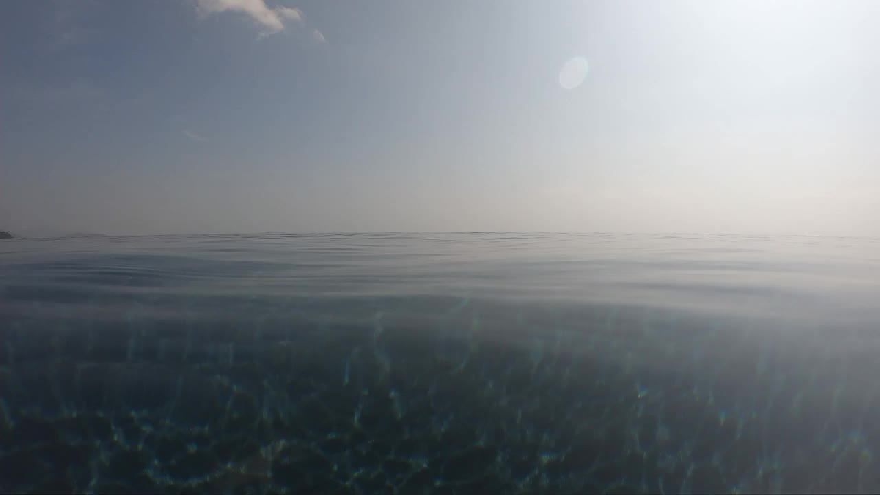 夏季室外游泳池的水波面，天空中有云的运动场景视频下载