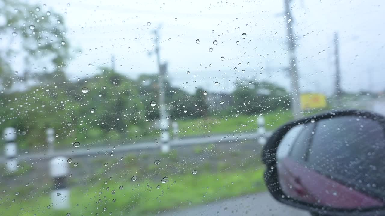下雨天汽车的侧后视镜视频下载