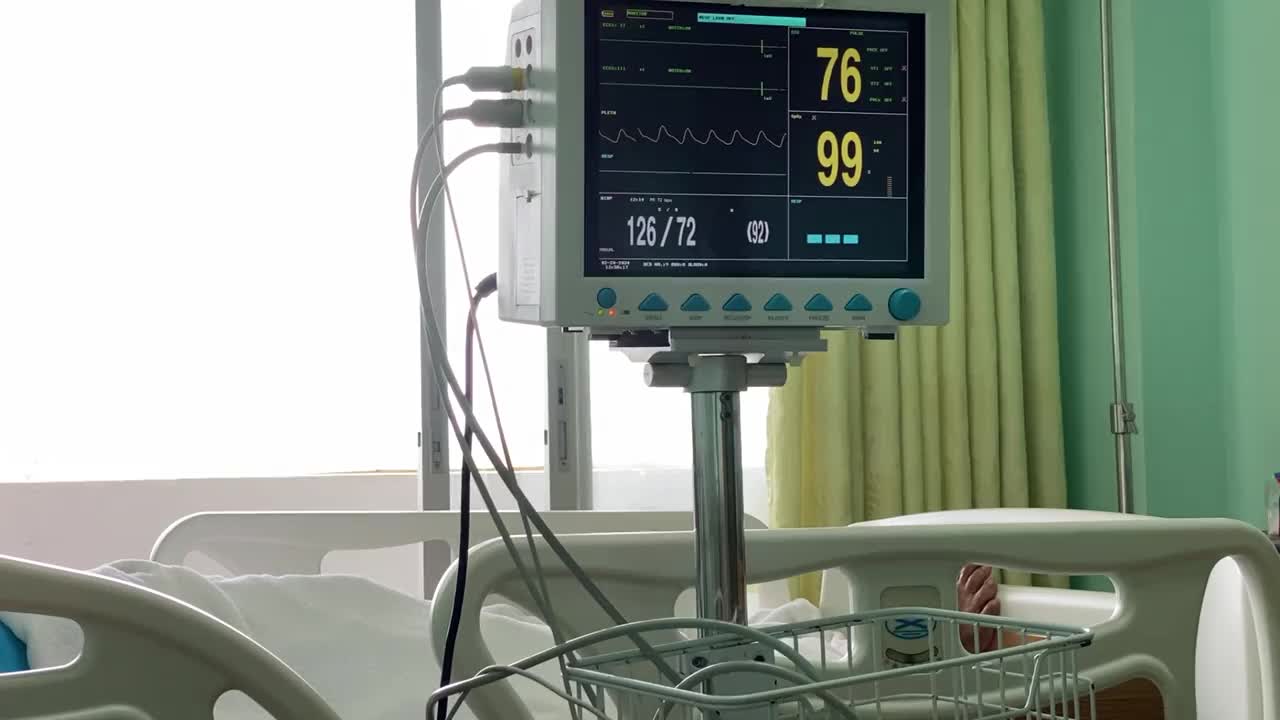 医院的病人心脏监护紧急心电图平板电缆视频下载