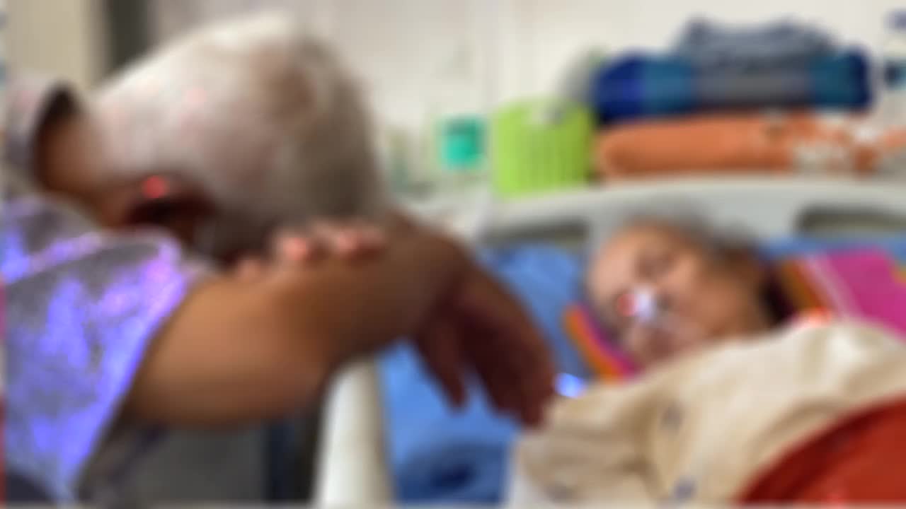 一位老人在医院看望他年迈妻子的病人视频下载