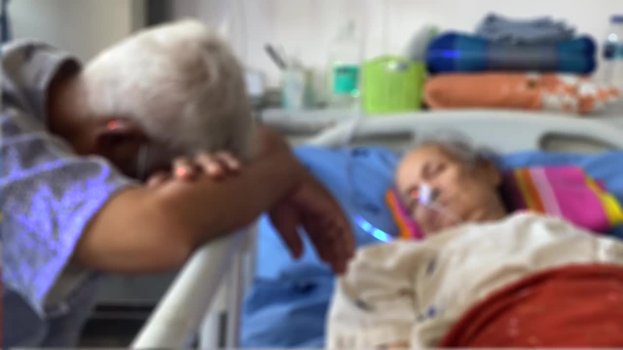 一位老人在医院看望他年迈妻子的病人视频下载