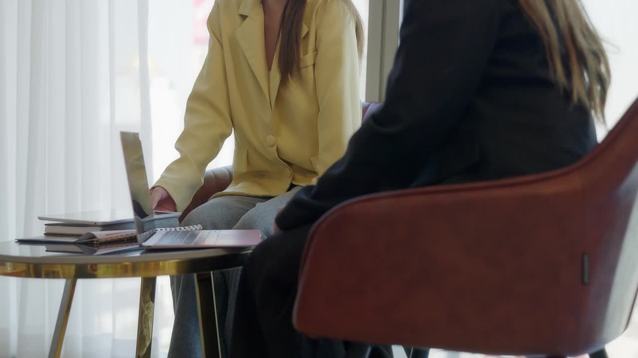 亚洲女商人用平板电脑和笔记本电脑与同事一起以城市景观为背景制定财务计划视频下载