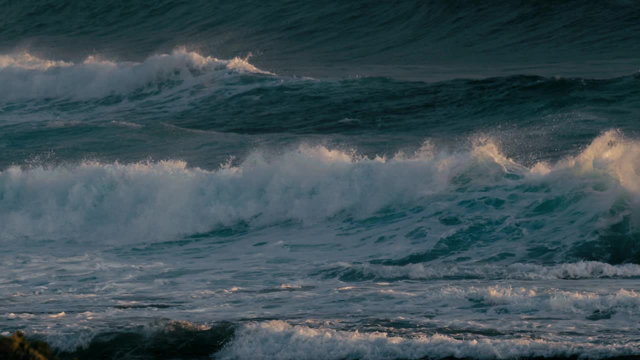 宁静的蓝色波浪在运动视频下载