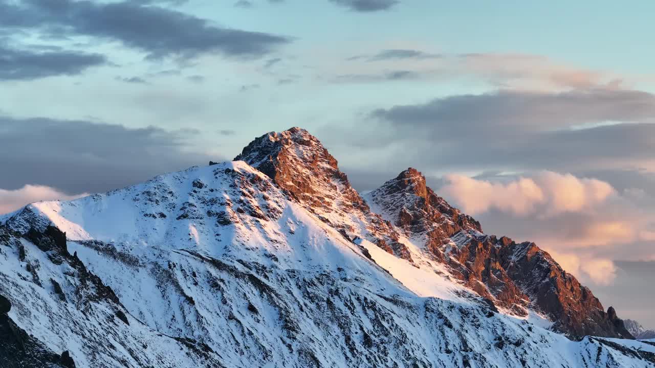金色的阳光照在雪山顶上视频下载