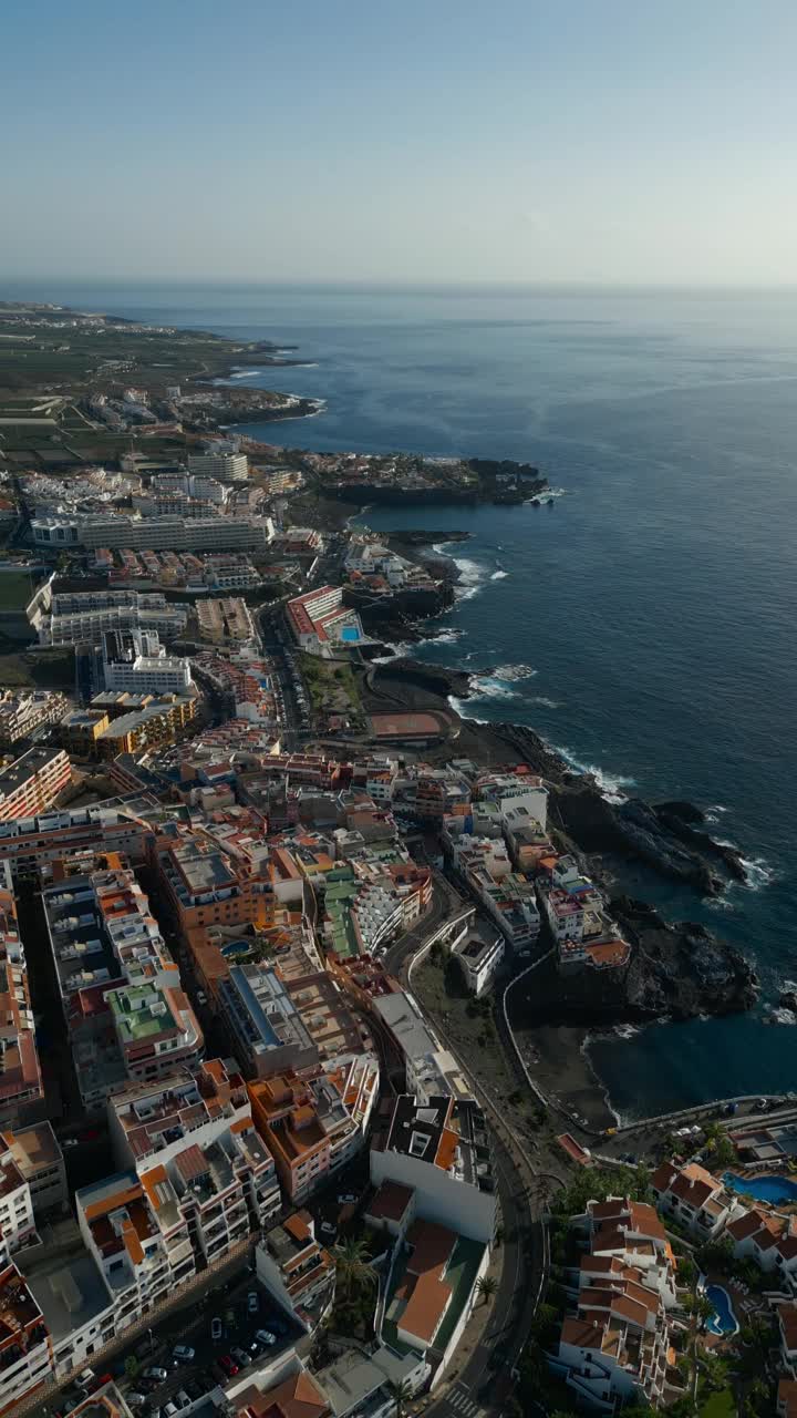 舒适的小镇在海边与山，圣地亚哥港，特内里费岛，加那利视频下载