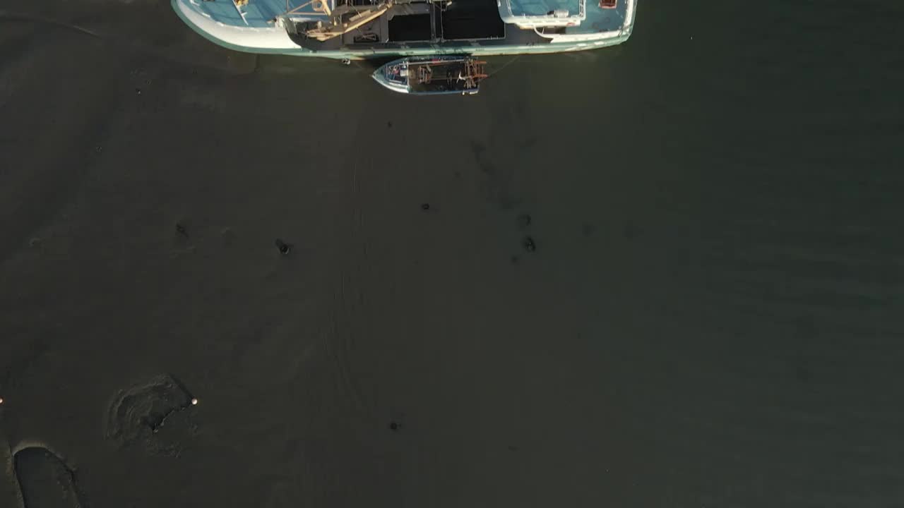 船停靠在爱尔兰洛斯郡的卡灵福德湖上。空中飞行，俯视拍摄视频素材