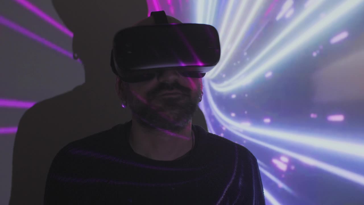 一个人戴着虚拟现实眼镜视频下载