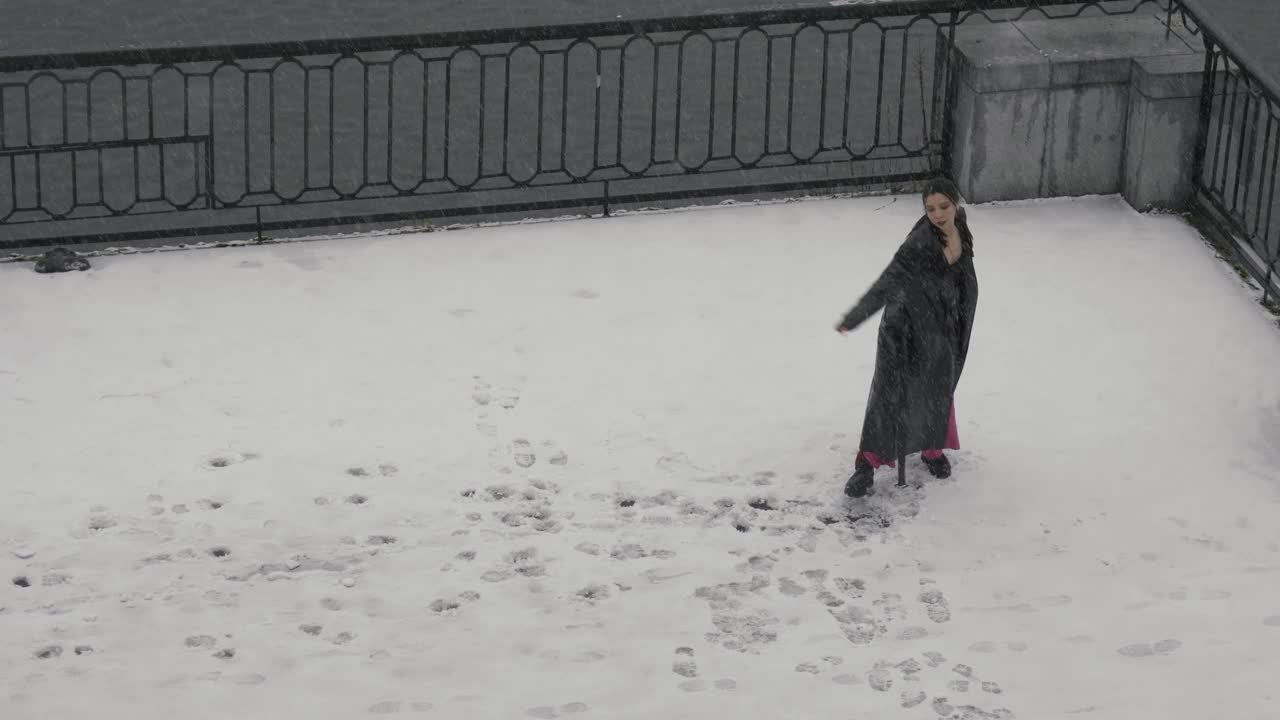 女子降雪堤视频下载