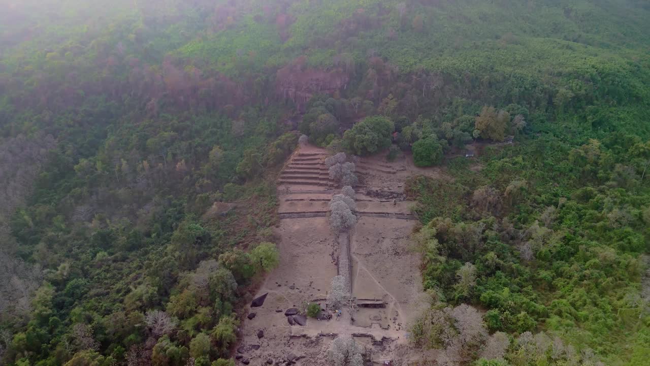 雄伟的Vat Phou，高棉寺庙在雾蒙蒙的山坡丛林无人机飞过。Champassak、老挝。视频素材