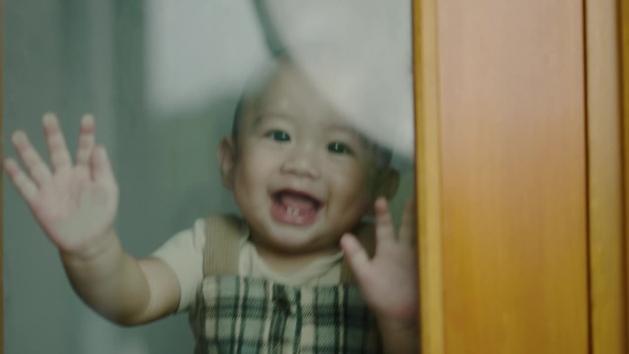 积极的情绪和面部表情亚洲宝宝笑，喜欢玩视频下载
