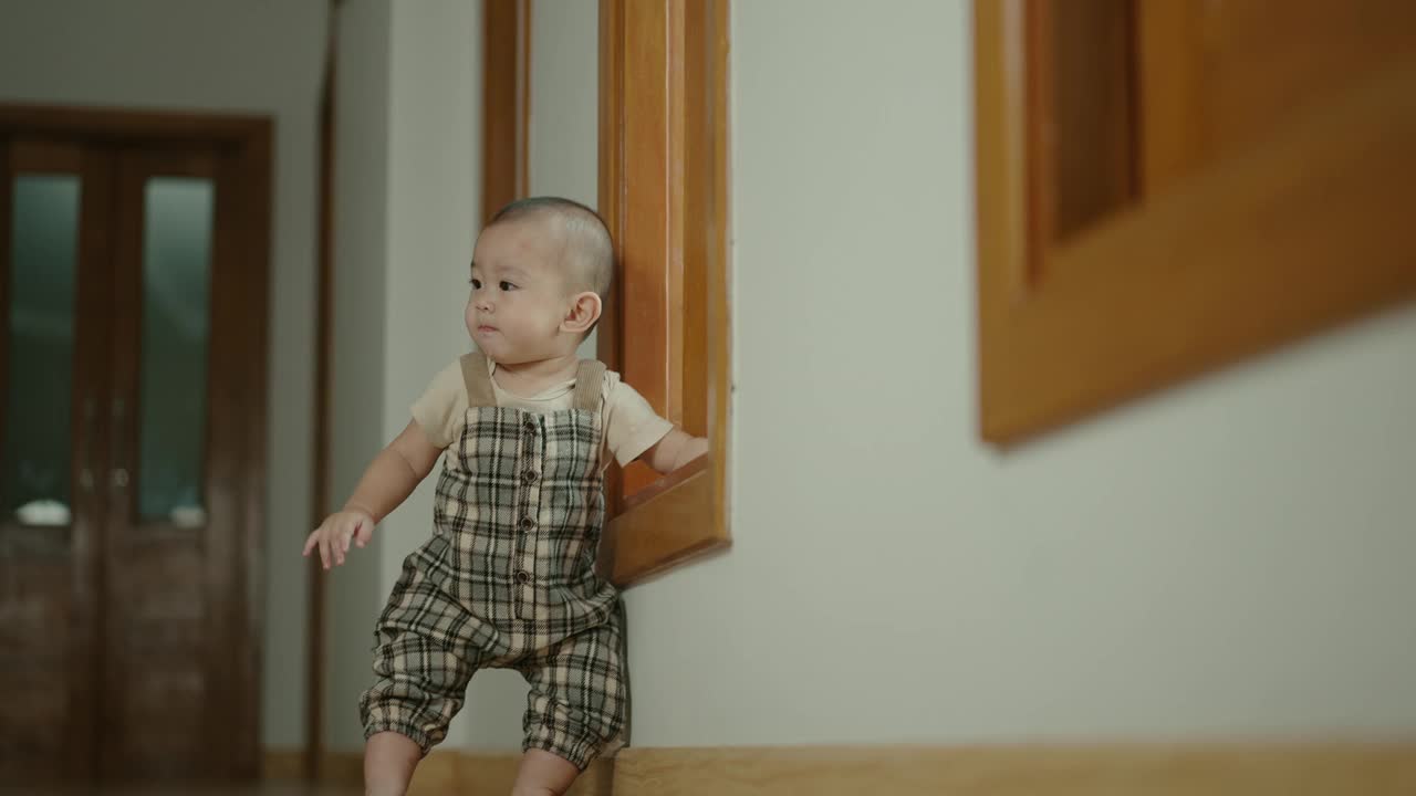 近距离面部表情亚洲幼儿10个月哭喊视频下载
