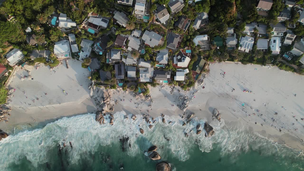 在南非开普敦克利夫顿海滩岩石海岸的海滨度假住宿。空中俯视图视频下载