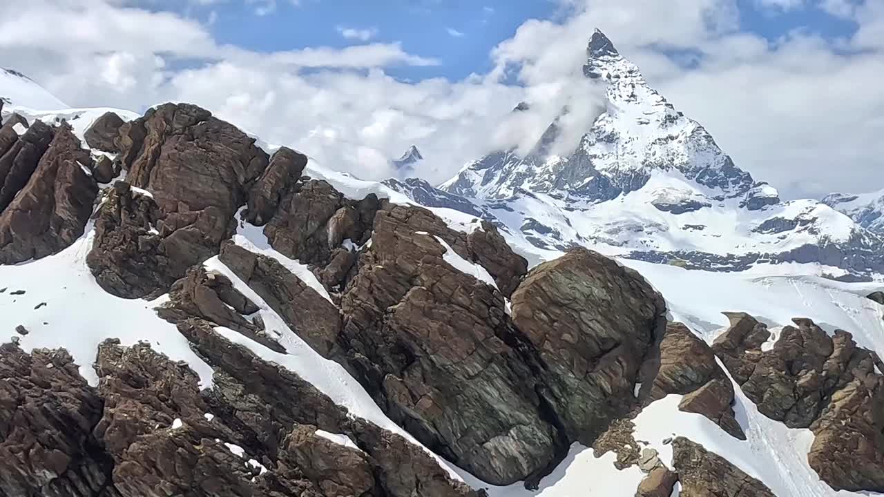 瑞士阿尔卑斯山与马特峰在晴天瑞士采尔马特视频下载