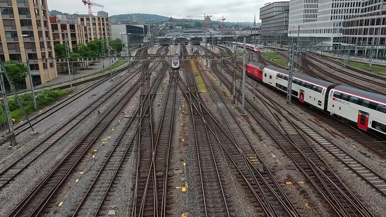 火车抵达瑞士最大城市z<e:1>里奇火车站，即中央火车站视频下载