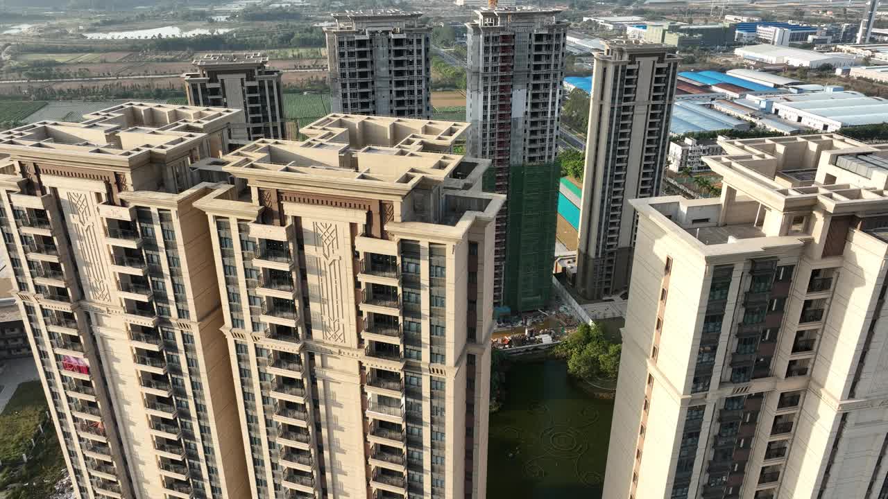 中国多层公寓建筑工地的航拍画面视频下载