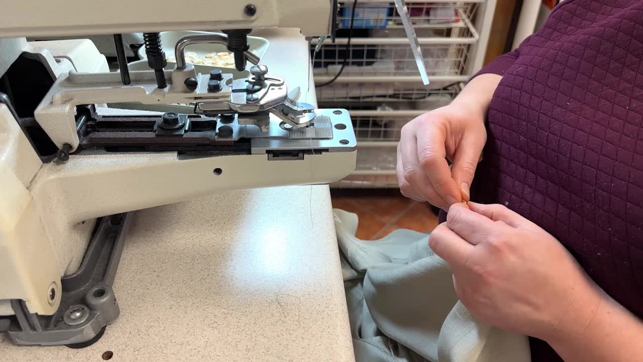 纺织工业。圈和纽扣。工业缝纫设备。紧固缝纫机。这个女孩正在缝纽扣视频下载